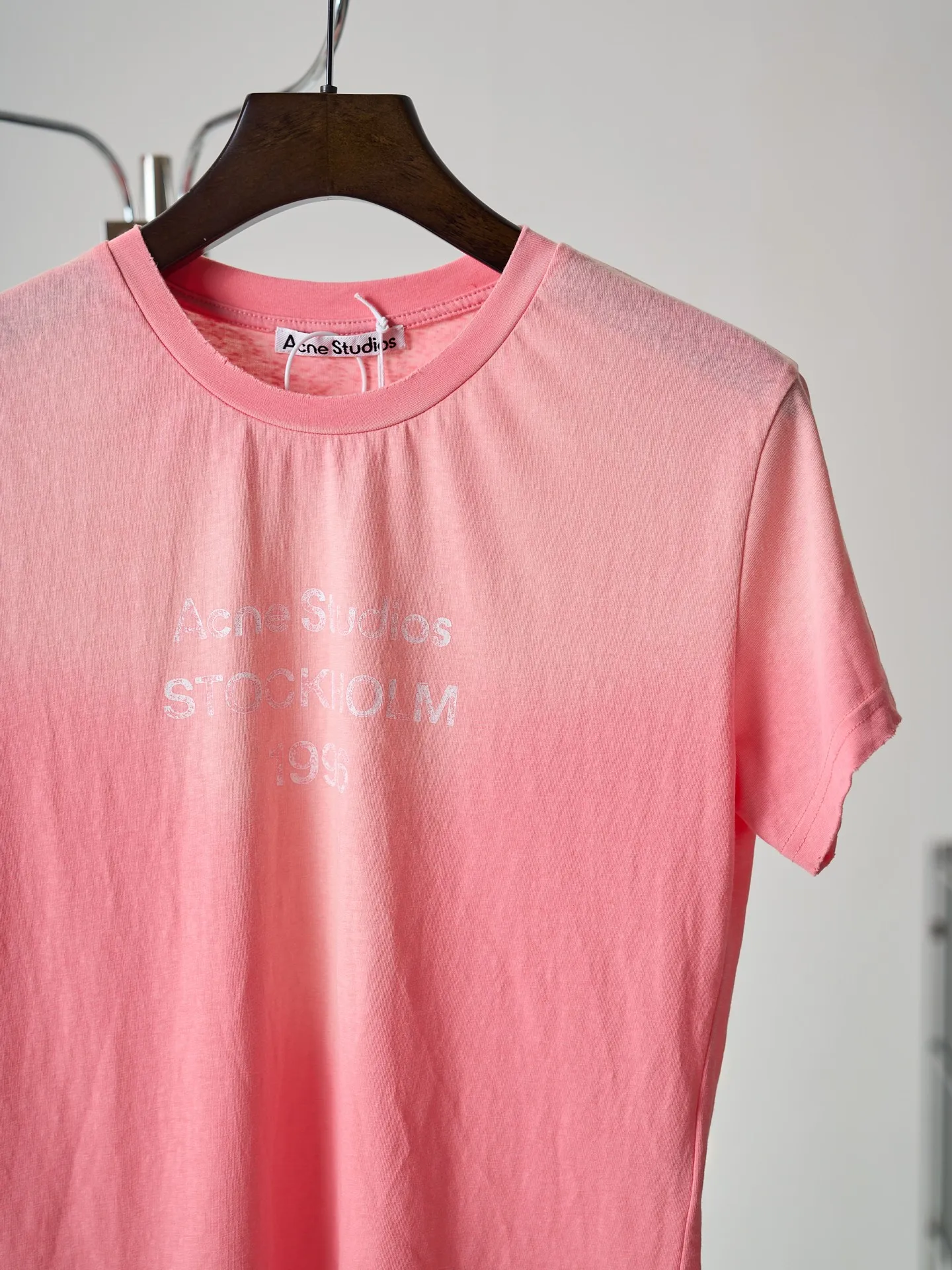 [Realistic hanging auction] Acne Studios spray-painted distressed logo short-sleeves (women's style) [In Stock] S M L custom cloud velvet ski-like cotton, smooth drape, delicate and breathable. The soft peach powder is used as the base of the body and slowly spreads, and the retro letter print quietly falls on the body, giving it a relaxed and lazy Korean atmosphere. The Acne Studios logo graphic embellishes the chest, highlighting the brand's appeal. The frayed cuffs and hem add a casual street vibe. The short, slightly slimmed fit outlines the waistline just right, welding looseness and delicateness to the body, making Versatile effortlessly elegant. 1 Glue printing uses glue liquid paint to print patterns on fabrics, and bakes the fabric to fix the printed patterns. 2. Gradient distressed spray paint. By spraying dyes of different colors on the surface of the fabric, the clothes can show rich color changes under different lights and increase the visual layering. 3. Positioning and wear-and-tear. Many places on the garment body are regularly positioned and worn manually. Manual brush marks are added to add texture and depth to the surface of the clothing to imitate the texture of natural wear and tear. 2. Enzyme washing treatment: The fabrics have been fermented and washed to give them a better feel and texture. They are not easy to deform, shrink or fade. They maintain long-term beauty and fit.